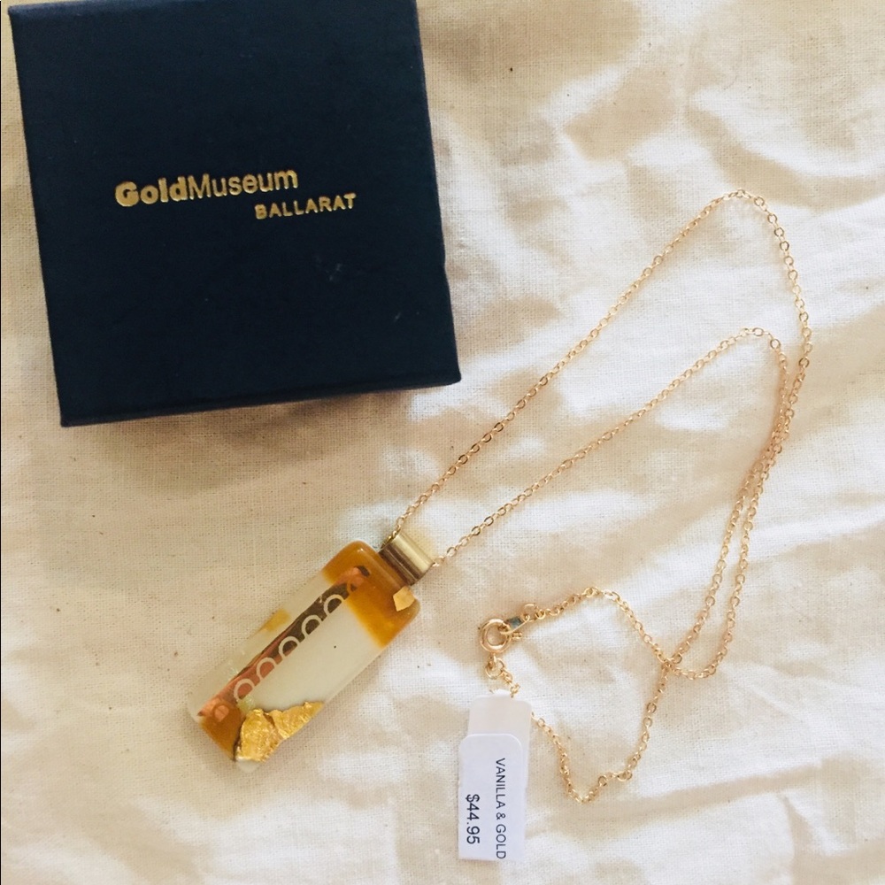 Gold pendant necklace